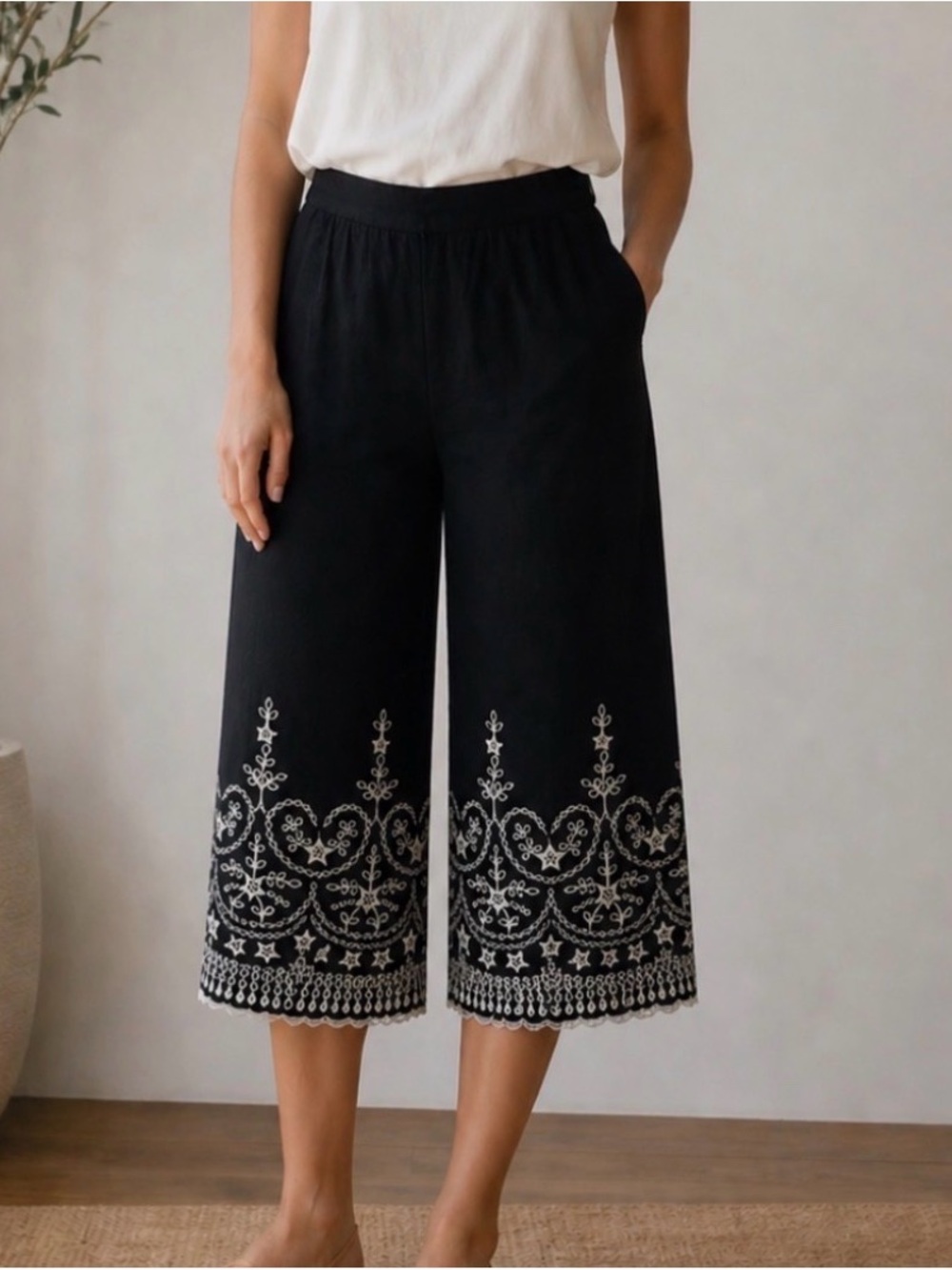 TOPSHOP Embroidered Black Wide-Leg Cropped Pants‎